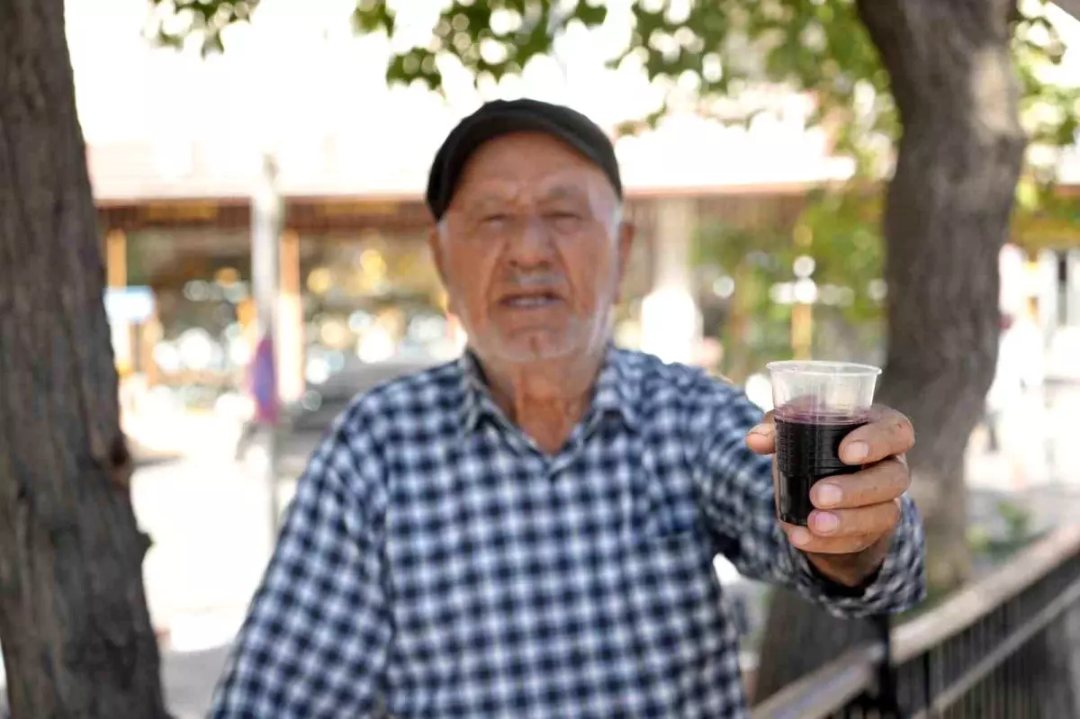 86 yasindaki usta 40 yildir dogal karadut suyu satiyor B2qQwLJi.jpg