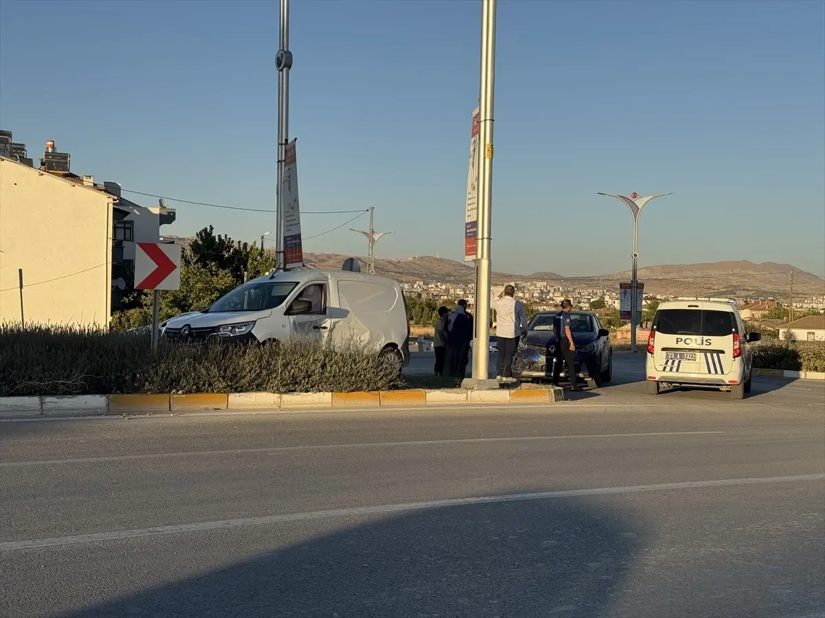 elazigda kaza 3 kisi yaralandi kWC6CyQp