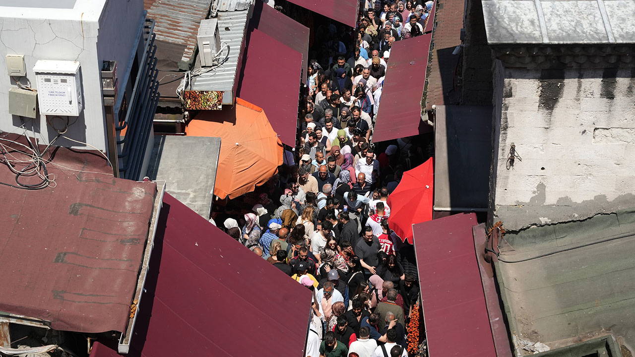 Eminönü’nde 19 Mayıs Coşkusu: Kalabalık Yerleri Doldurdu