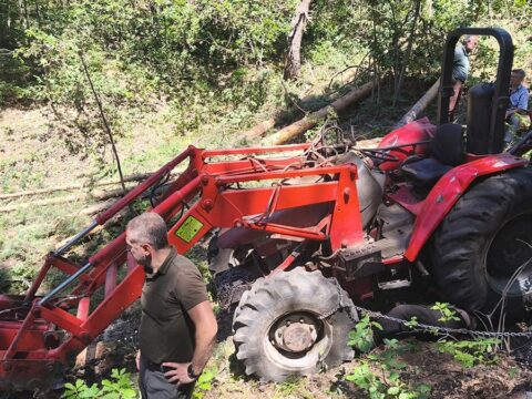 Tamir etmeye calistigi traktorun altinda kalip can verdi gbfKtMtW